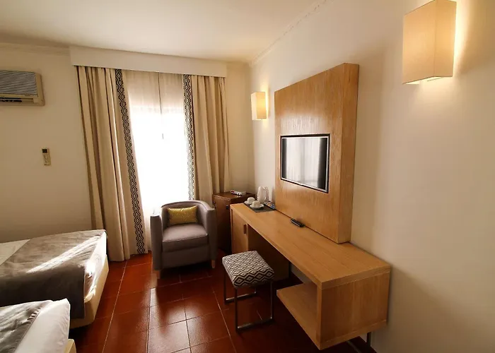 Western Dom Bernardo 3* פארו